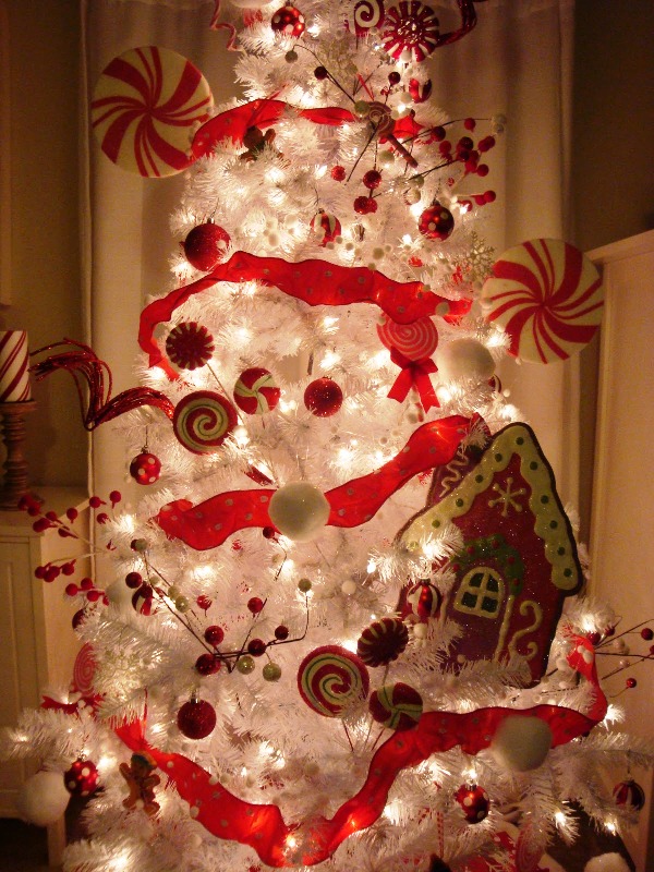 peppermint-christmas-tree-with-white-decorations