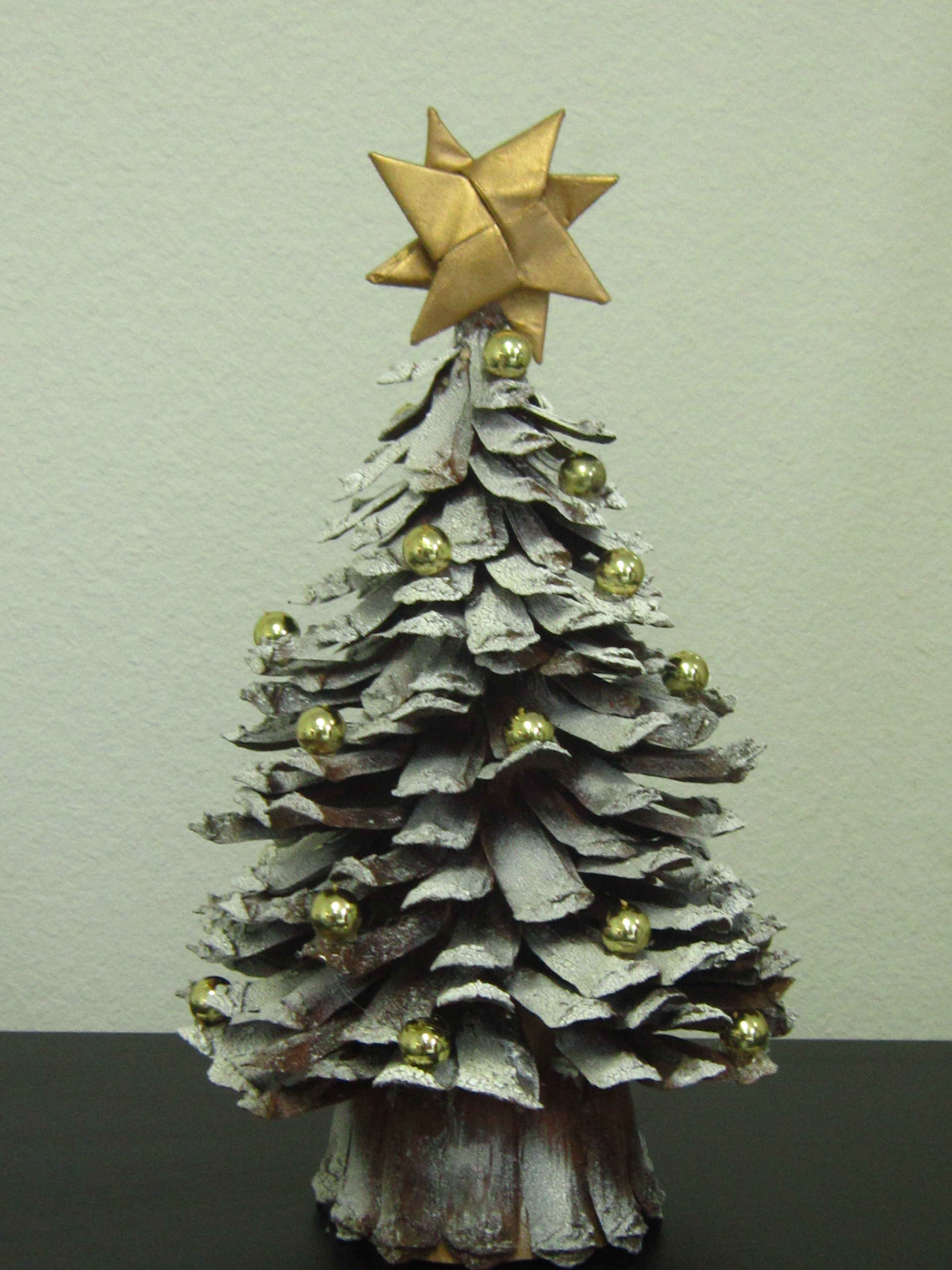pine-cone-christmas-tree-decorations-design