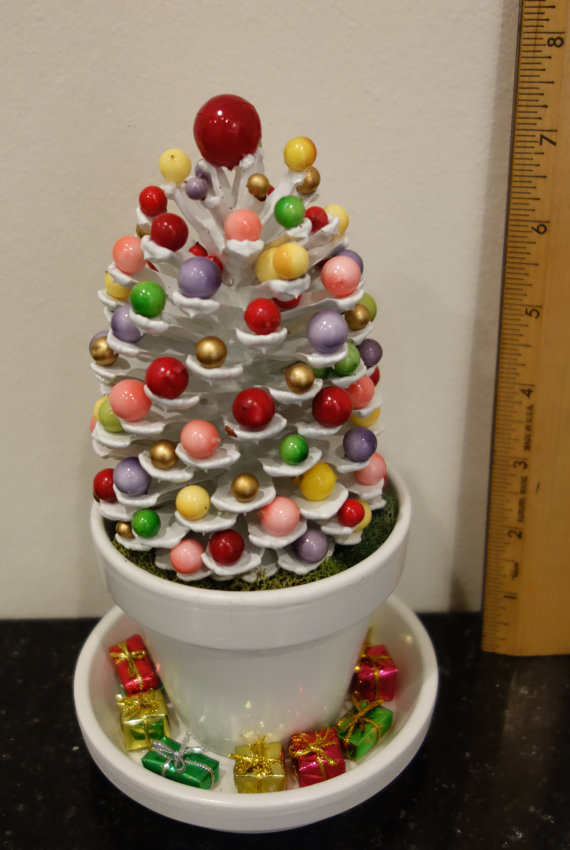 pine-cone-christmas-trees-table-top