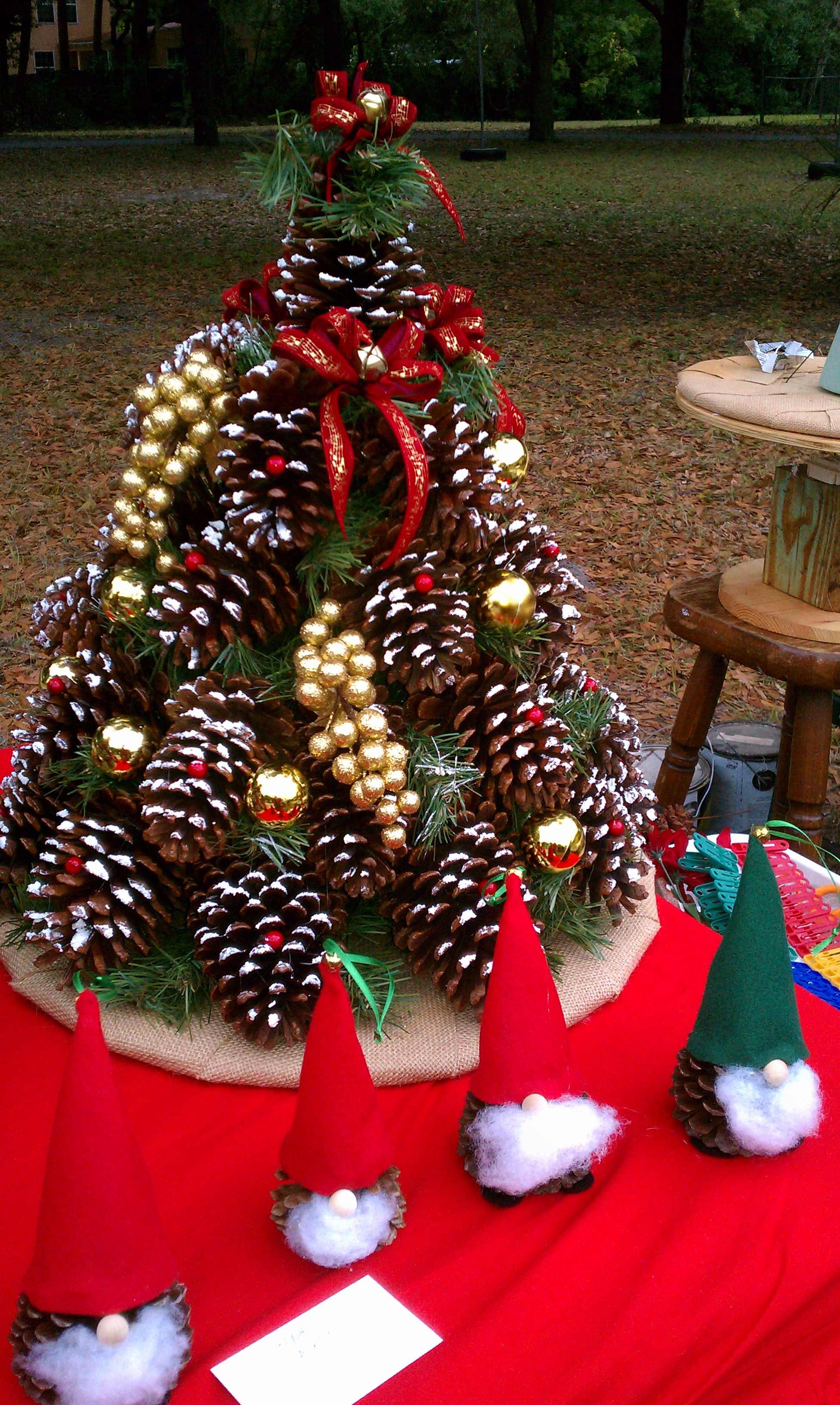 37 Amazing Pine Cone Christmas Tree Decorations Ideas - Decoration Love