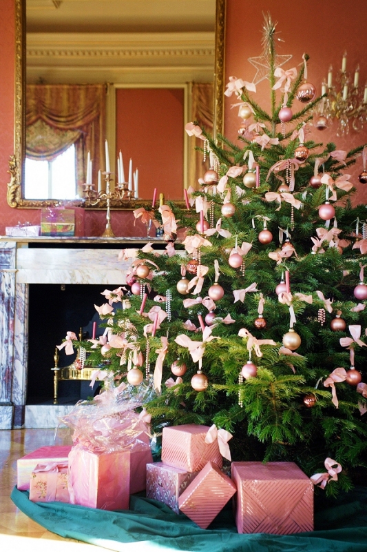pink-christmas-tree-theme