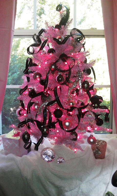 pink-christmas-tree-with-lights