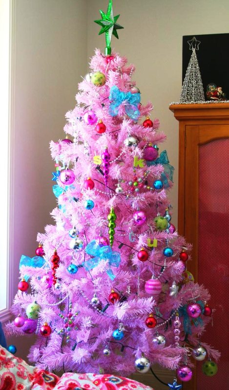 pink-decorated-christmas-tree