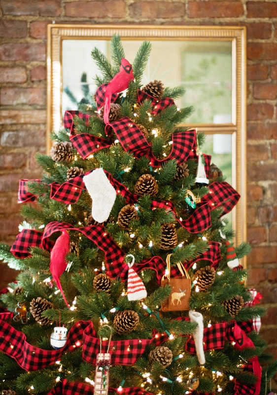 plaid-christmas-tree-with-ribbon