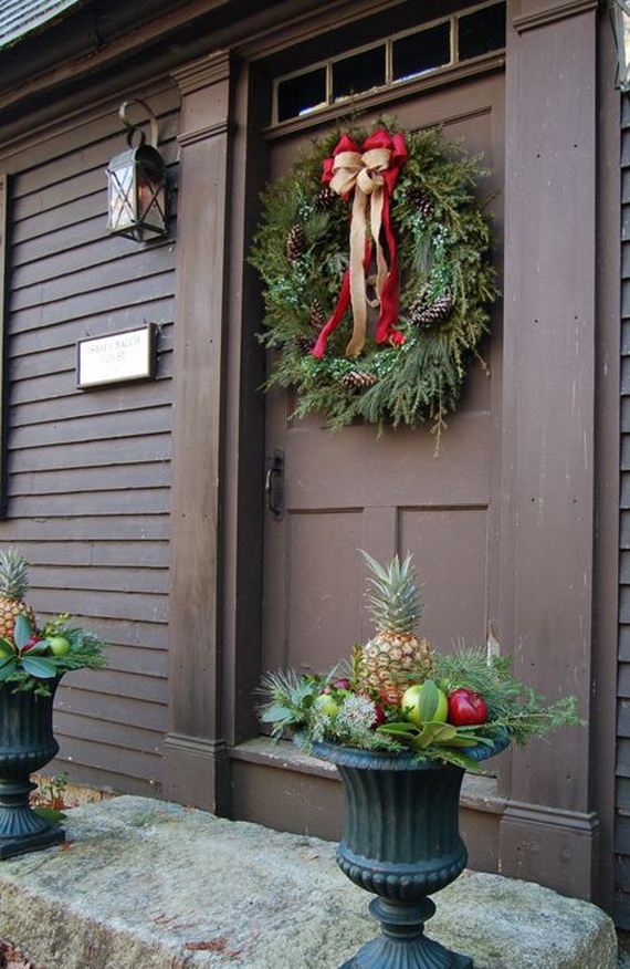 planter-front-door-christmas-decorating-ideas