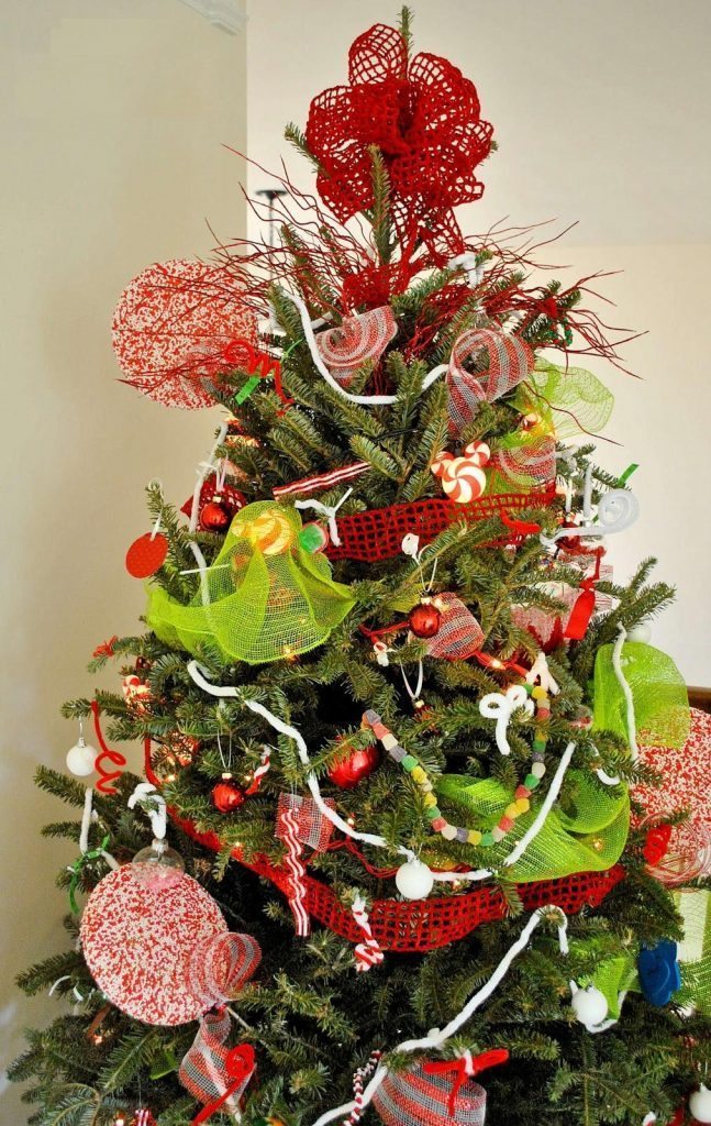 pretty-decorated-christmas-tree-design