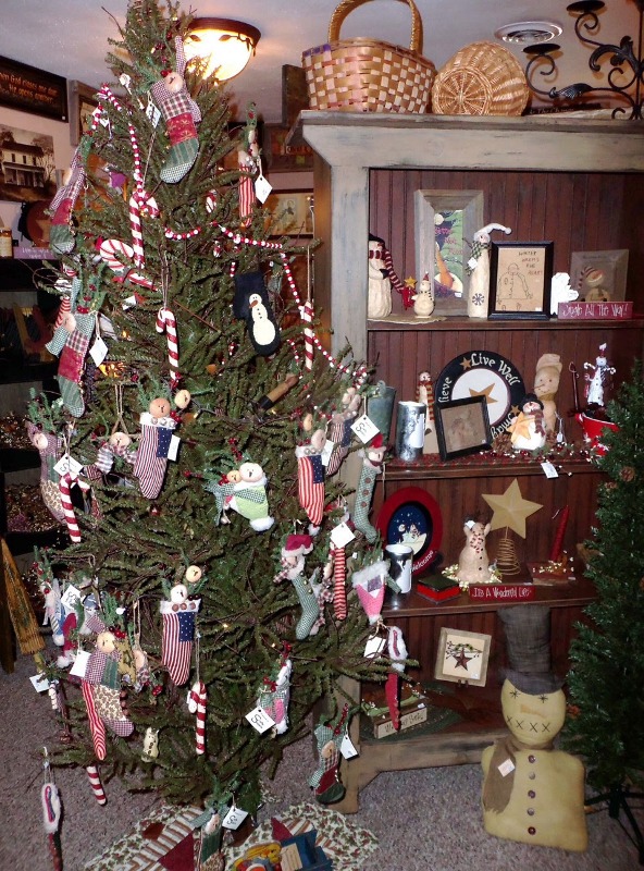 primitive-decorated-christmas-tree-fine-design
