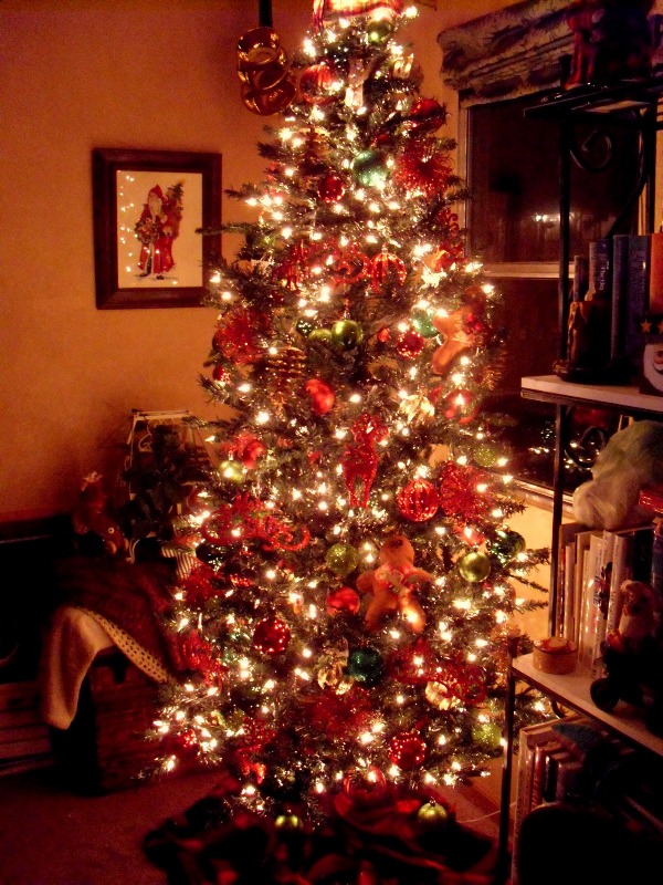 primitive-decorated-christmas-tree