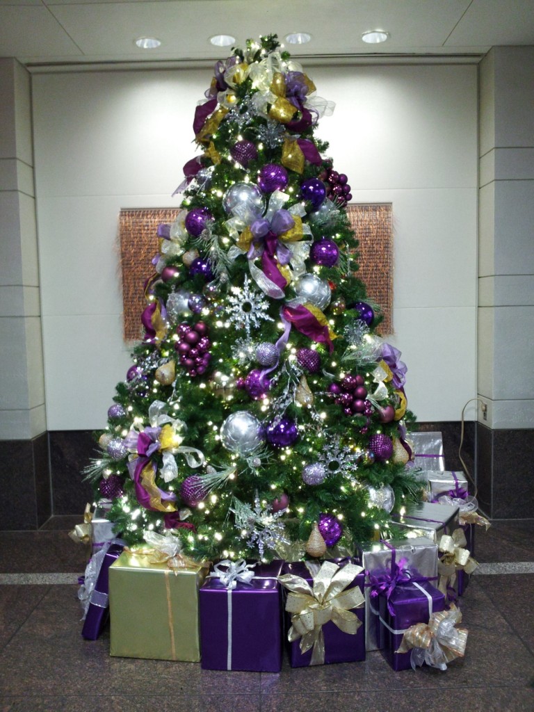 purple-christmas-tree-decorating-idea