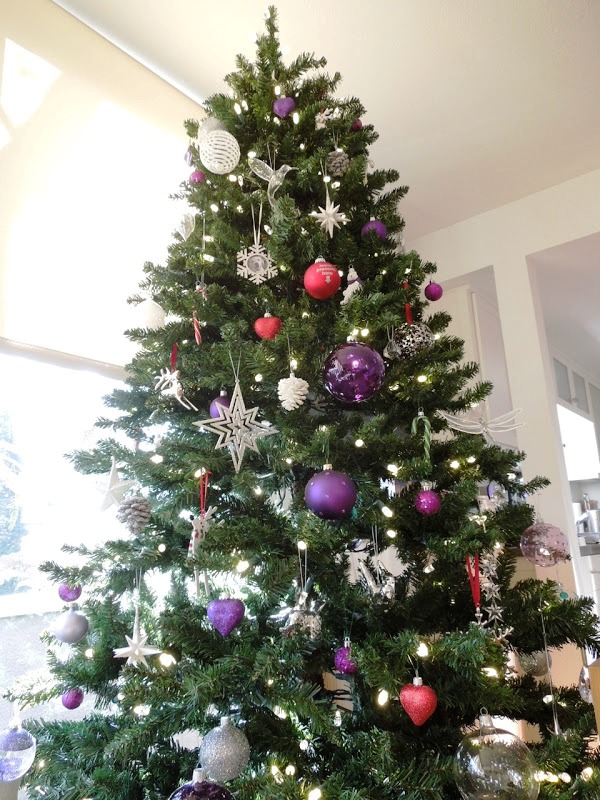 purple-decorated-christmas-tree
