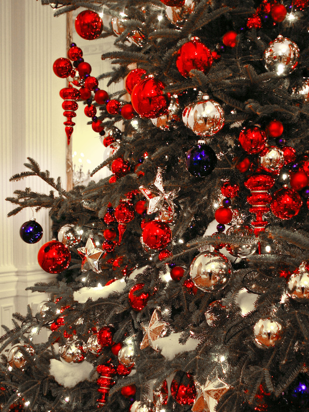 red-christmas-tree-decorating-idea