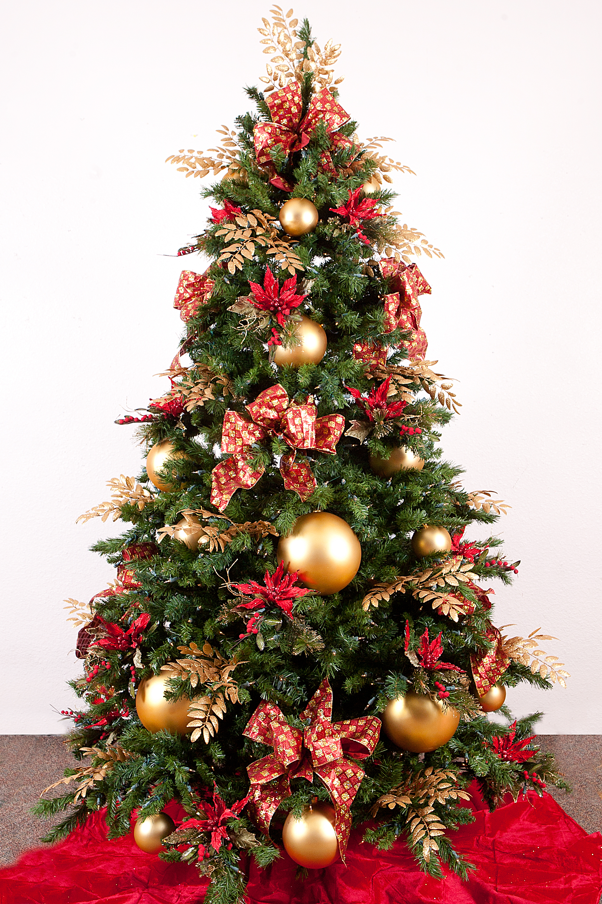 red-christmas-tree-decoration