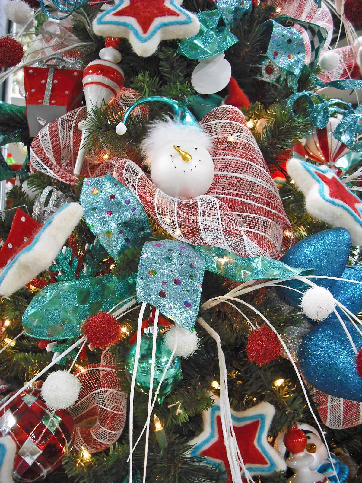 red-white-and-teal-christmas-decorations
