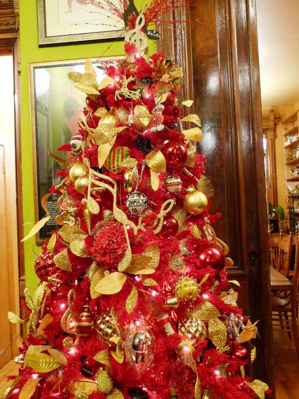 red-and-gold-christmas-tree-decorating-ideas