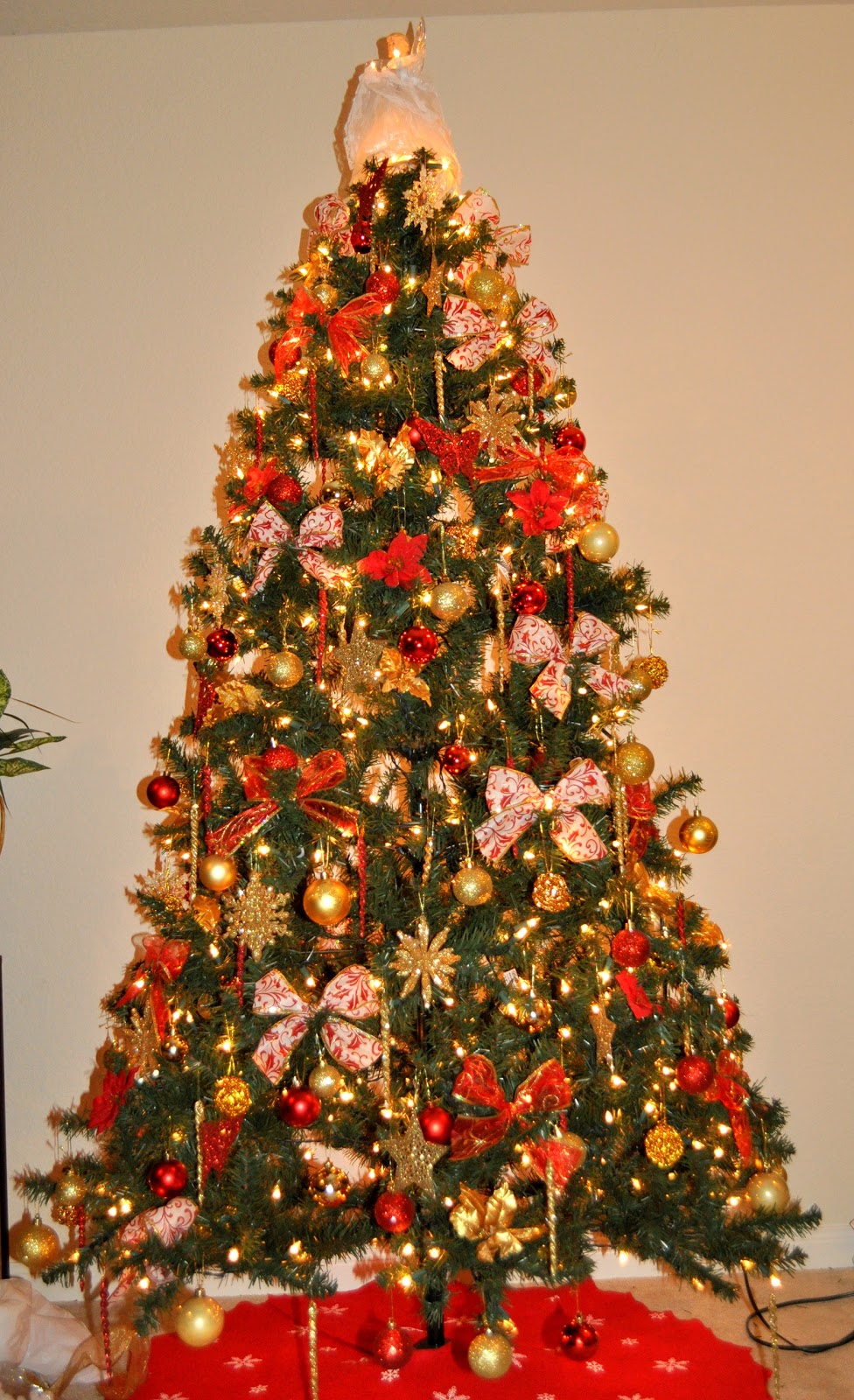red-and-gold-christmas-tree-decorations