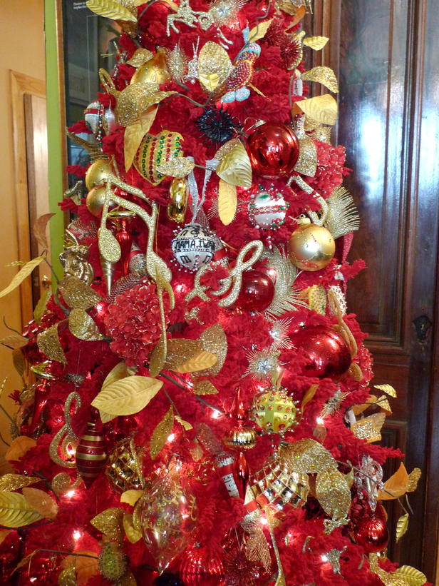 red-and-gold-christmas-tree-ornaments