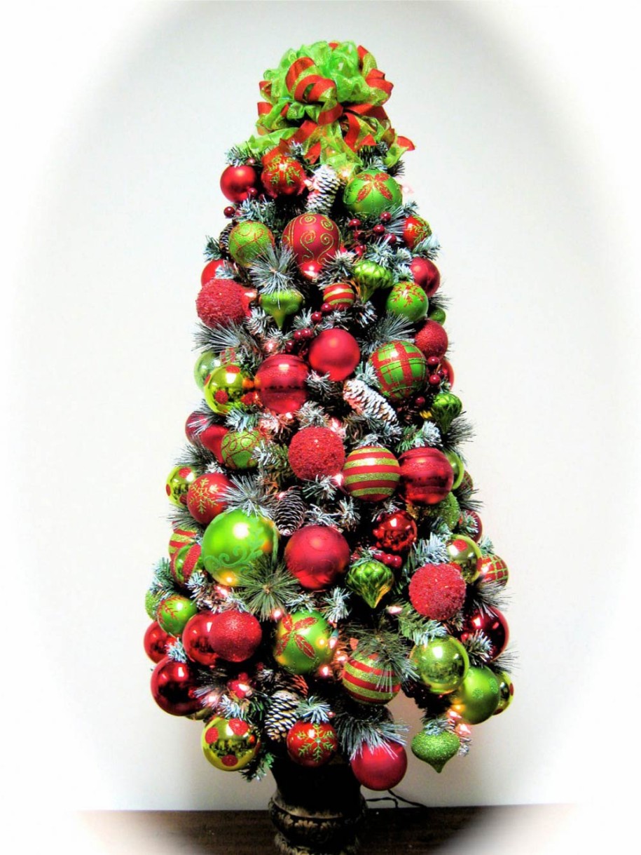 red-and-green-christmas-tree-ornaments