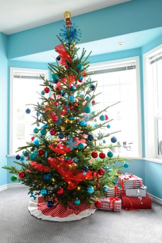 red-and-turquoise-christmas-decorations