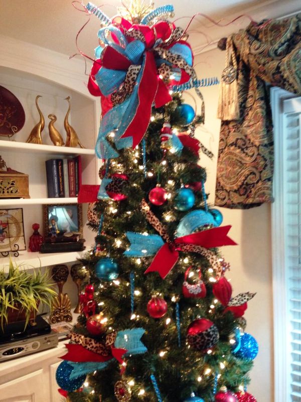 red-and-turquoise-christmas-tree-decorations