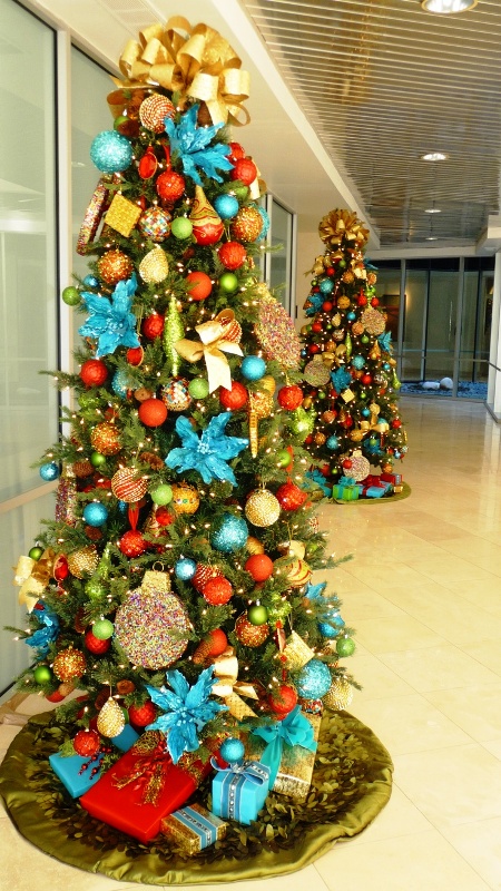 red-and-turquoise-christmas-tree-fine-design