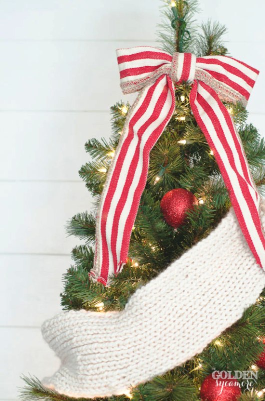 red-and-white-christmas-garland