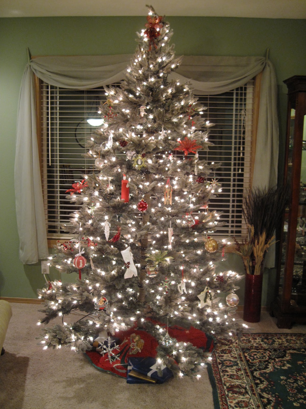 red-and-white-christmas-tree-ideas