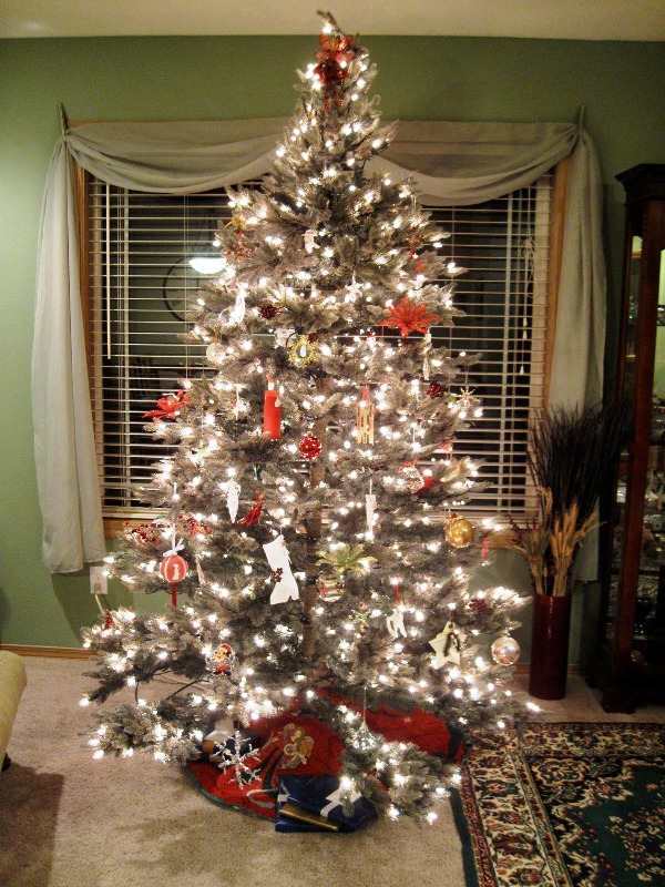 red-and-white-christmas-tree-with-light