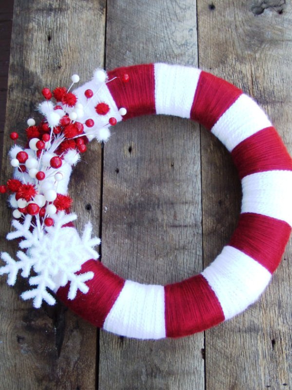 red-and-white-christmas-wreath