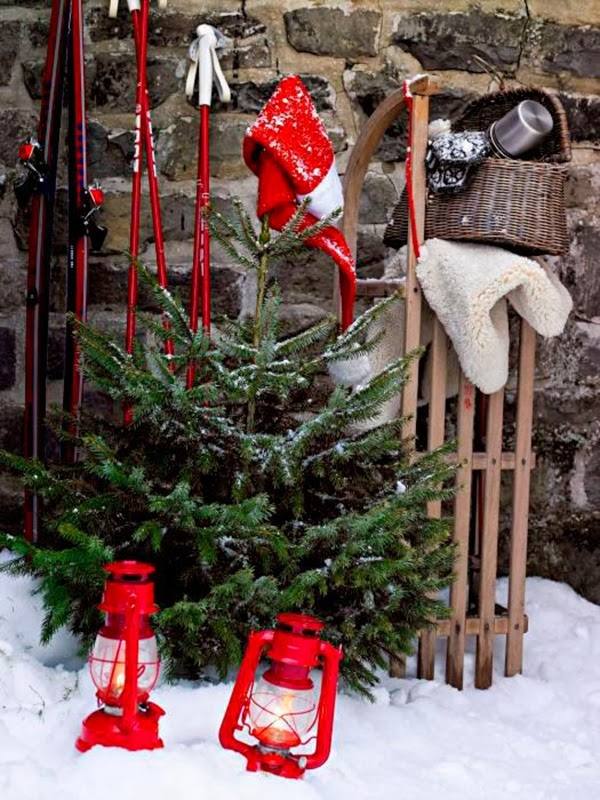 red-and-white-outdoor-christmas-tree