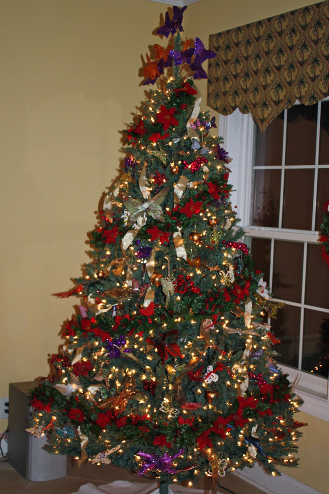 ribbon-as-garland-on-christmas-tree