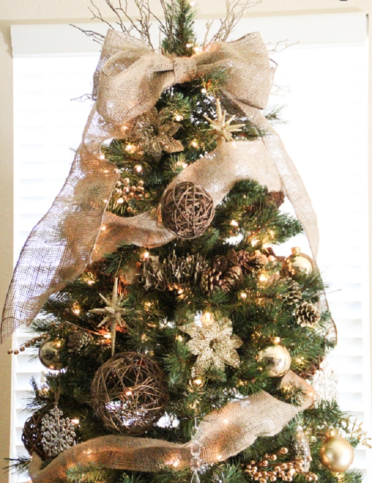 rustic-christmas-tree-with-burlap
