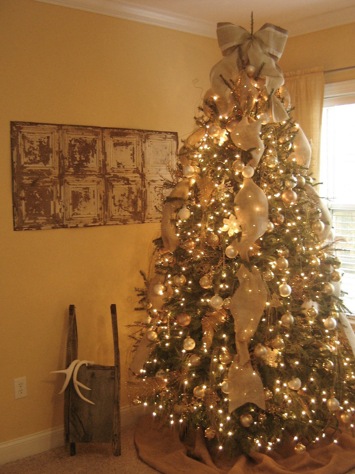 rustic-christmas-tree-with-burlap-design