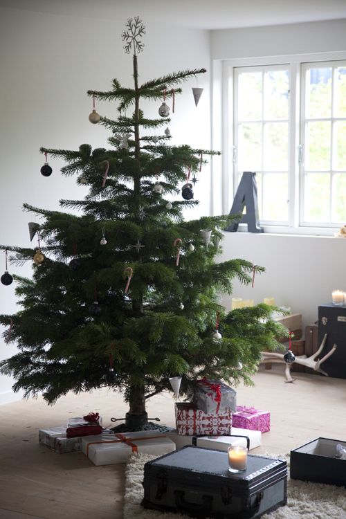scandinavian-christmas-tree-decorations-fine-design