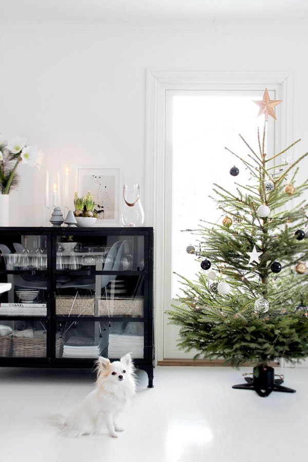 scandinavian-christmas-tree-makeover-design