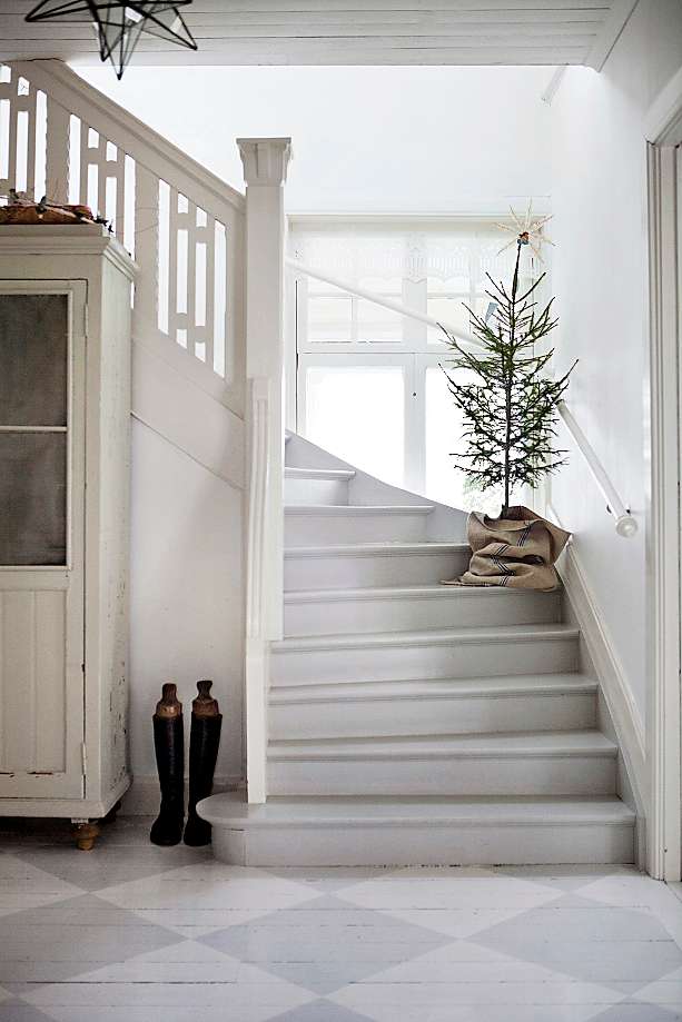 scandinavian-style-christmas-tree