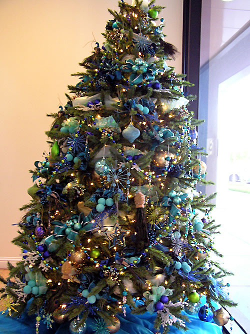 silver-blue-christmas-tree