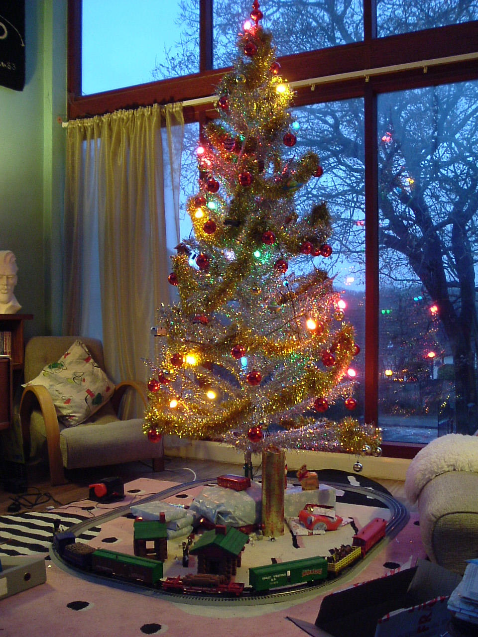 silver-tinsel-christmas-tree-decorating-idea