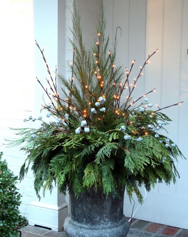 simple-outdoor-christmas-decorating
