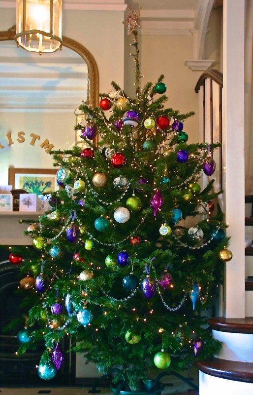 simply-decorating-christmas-tree