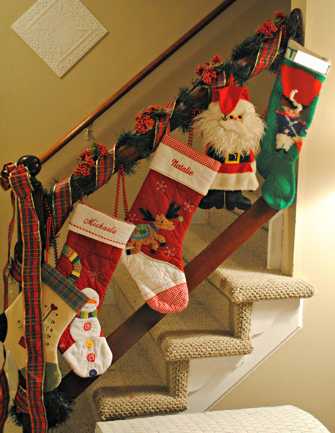 staircase-christmas-decorations-stockings