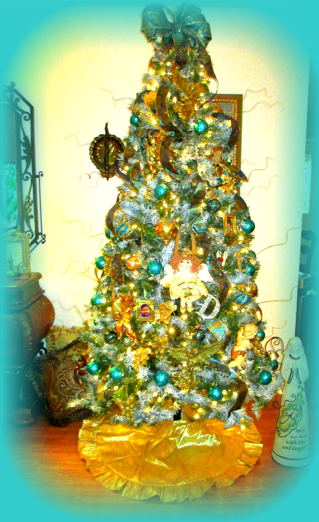 teal-and-gold-christmas-tree-design