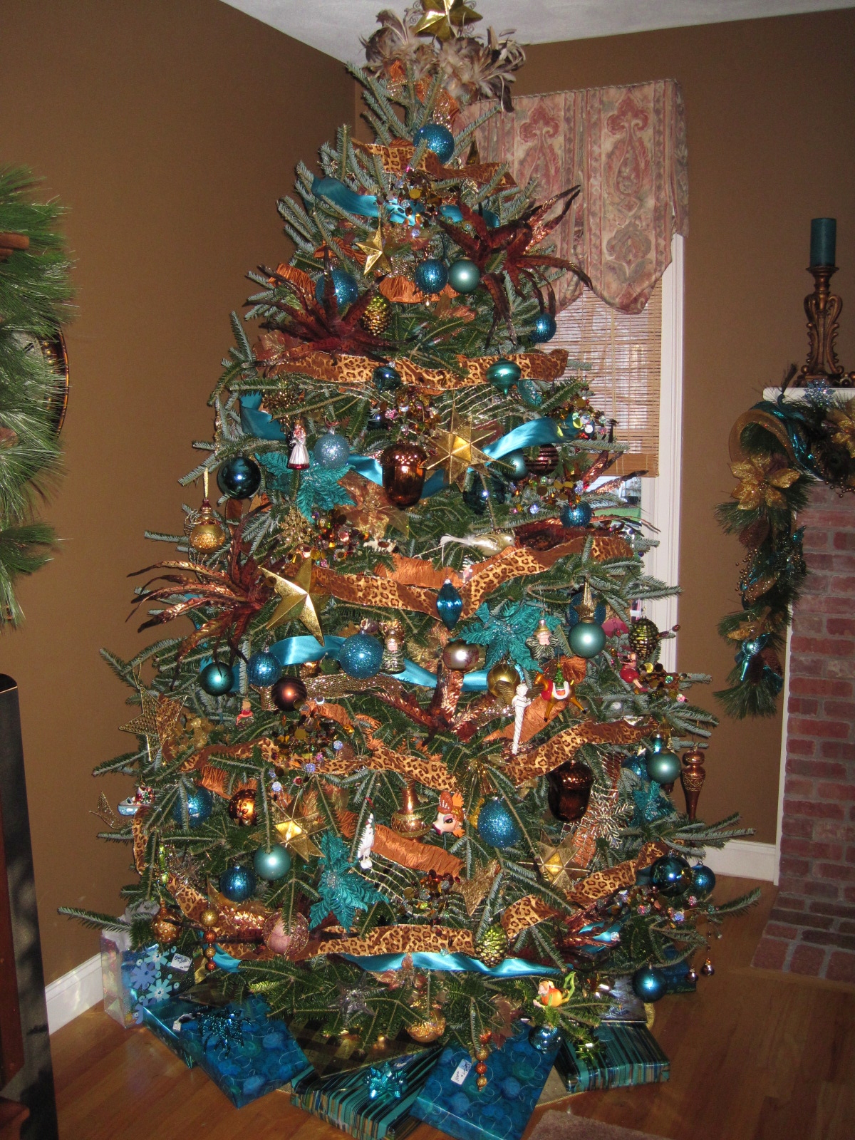 teal-and-gold-christmas-tree-fine-desing