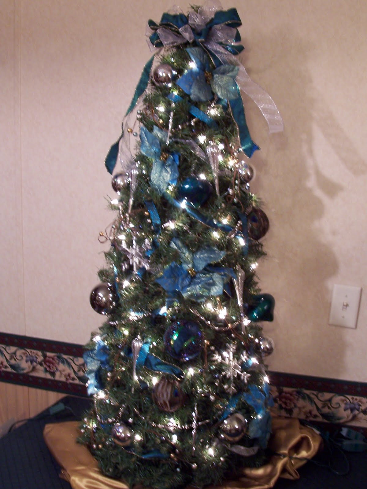teal-and-silver-christmas-tree-design