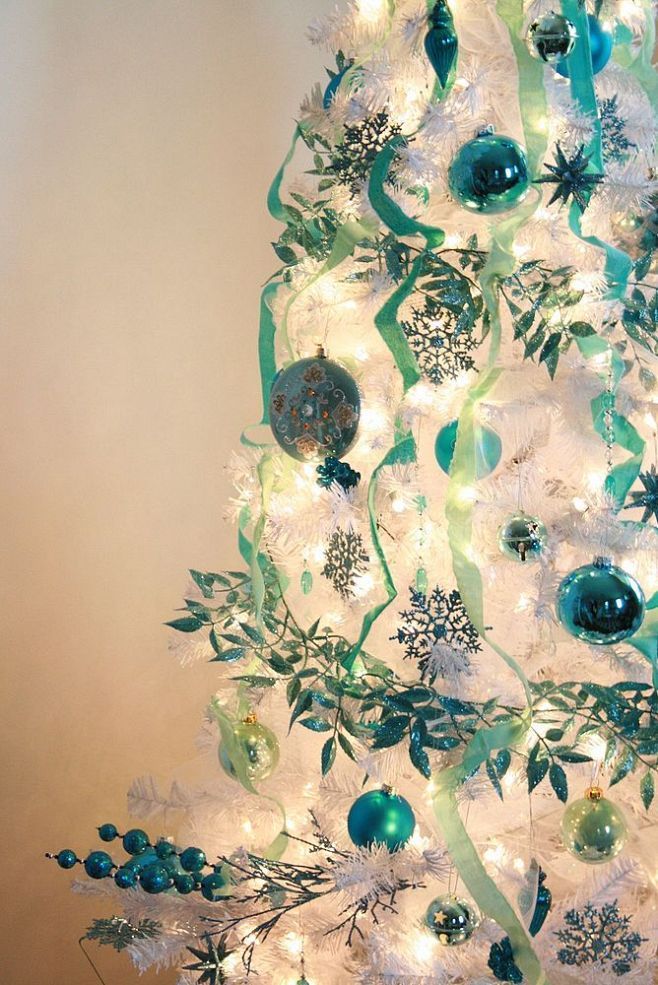 teal-and-white-christmas-tree-decoration
