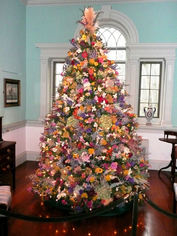 themed-christmas-tree