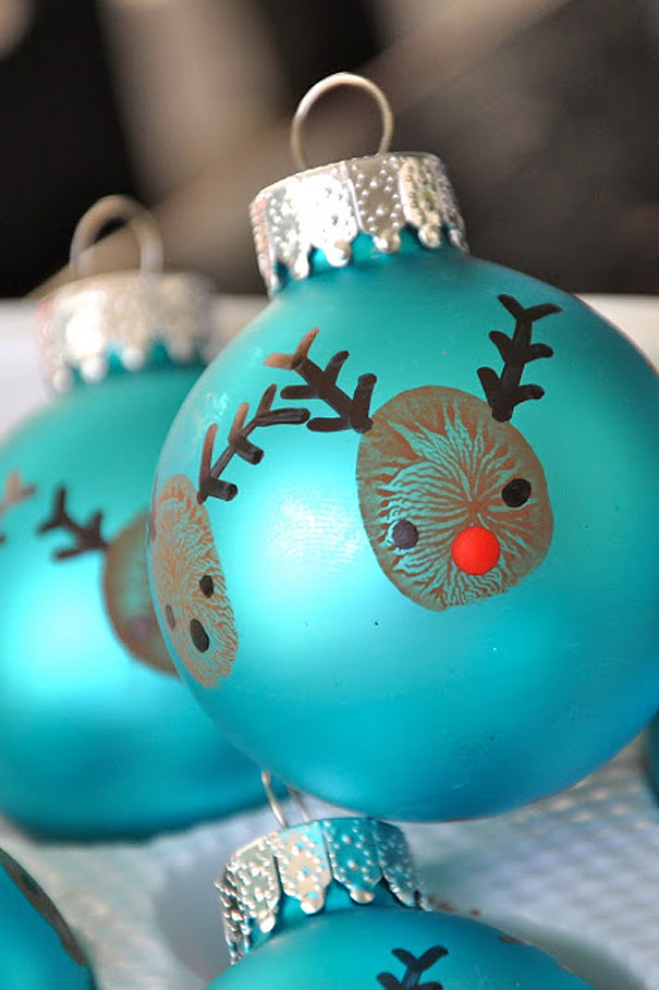 thumbprint-reindeer-ornaments-kids