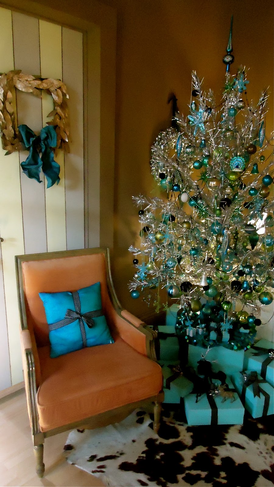tiffany-blue-christmas-tree-decorations
