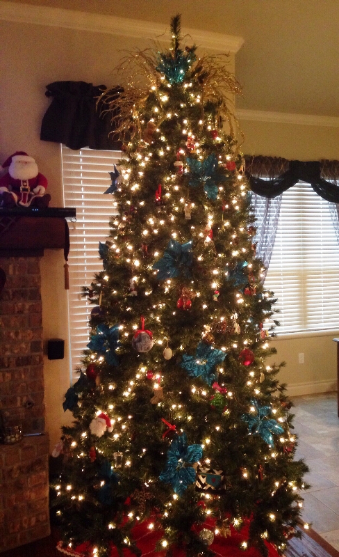 turquoise-and-gold-christmas-tree