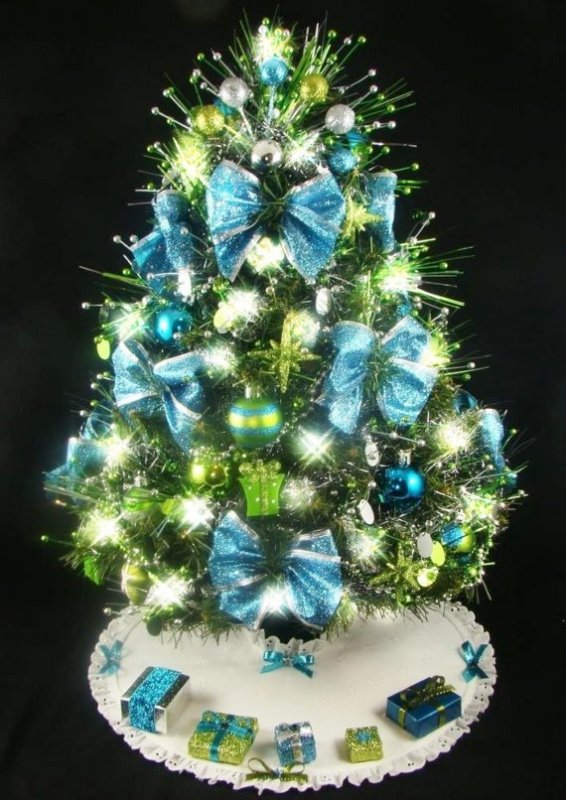 turquoise-and-silver-christmas-tree-decorations