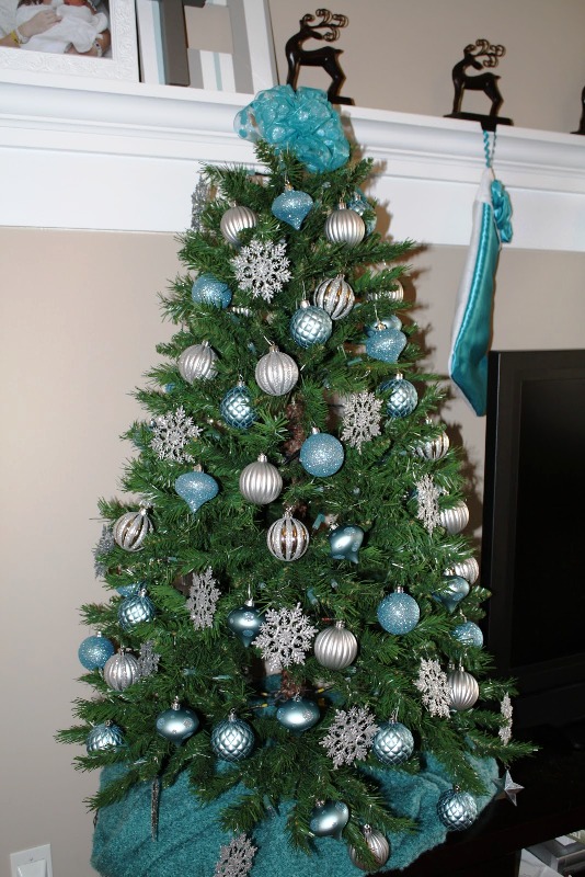 turquoise-and-silver-christmas-tree-design-ideas